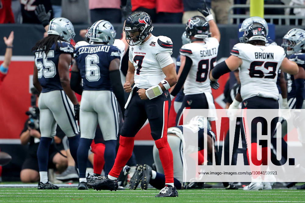 Houston, Texas, U.S: Houston Texans quarterback C.J. Stroud (7) reacts after a touchdown by running back Woody Marks (4, not shown) during the fourth quarter of the NFL, American Football Herren, USA regular season game between the Houston Texans and the Dallas Cowboys at Reliant Stadium in Houston, TX on October 4, 2026. Houston U.S - ZUMAw137 20261004_aap_w137_061