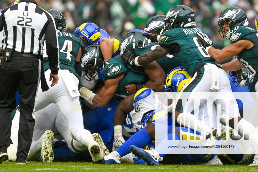 PHILADELPHIA, PA - OCTOBER 04: Philadelphia Eagles quarterback Jalen Hurts 1 is shown in pile of a failed tush push during the game between the Philadelphia Eagles and the Los Angeles Rams on October 4th, 2026 at Lincoln Financial Field in Philadelphia, PA. (Photo by Terence Lewis Icon Sportswire) NFL, American Football Herren, USA OCT 04 Rams at Eagles Icon261004028