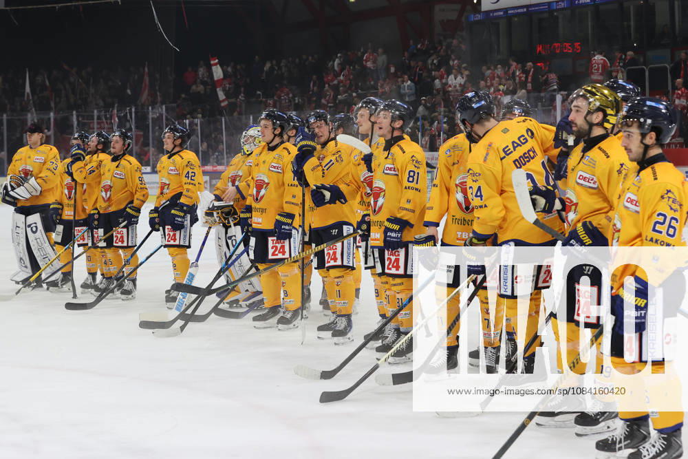 Sahnpark Crimmitschau 04.10.2026 Saison 2026 27 Eishockey 2. Bundesliga Hauptrunde Spiel 6 Kunsteisstadion Sachsen Sachsenderby Derby Eispiraten Eispiraten - Lausitzer Füchse Die Lausitzer Füchse jubeln nach dem Derby Sieg gegen Crimmitschau Crimmitschau Sachsen Germany