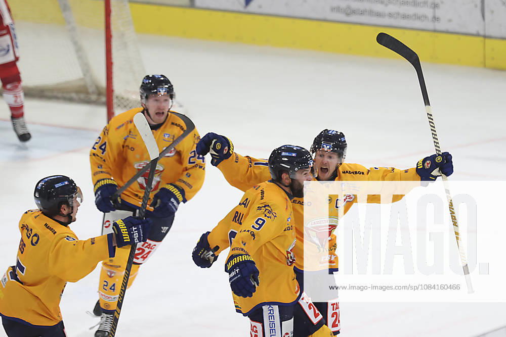 Sahnpark Crimmitschau 04.10.2026 Saison 2026 27 Eishockey 2. Bundesliga Hauptrunde Spiel 6 Kunsteisstadion Sachsen Sachsenderby Derby Eispiraten Eispiraten - Lausitzer Füchse Jubel der Lausitzer Füchse nach dem Treffer von Clarke Breitkreuz mit Adam Brady 9 beide Laistzer Füchse Crimmitschau Sachsen Germany