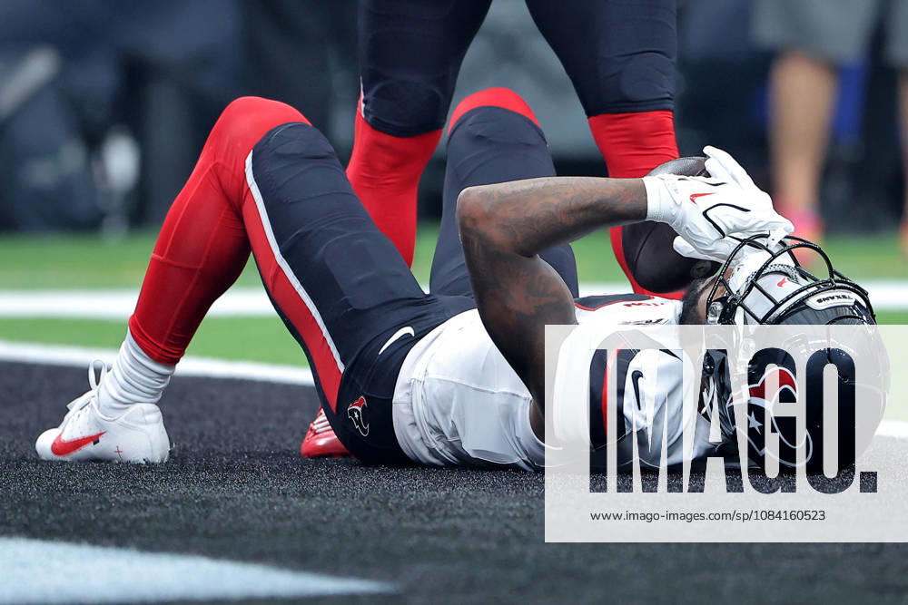 Houston, Texas, U.S: Houston Texans wide receiver Nico Collins (12) lays on the field after a touchdown catch during the third quarter of the NFL, American Football Herren, USA regular season game between the Houston Texans and the Dallas Cowboys at Reliant Stadium in Houston, TX on October 4, 2026. Houston U.S - ZUMAw137 20261004_aap_w137_097