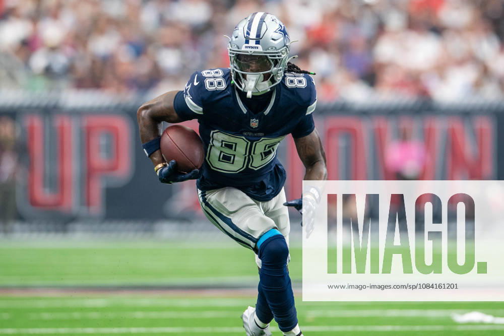 Dallas Cowboys wide receiver Ceedee Lamb (88) runs after making a catch during a game between the Dallas Cowboys and the Houston Texans in Houston, TX. .. CSM - ZUMAc04_ 20261004_zma_c04_146