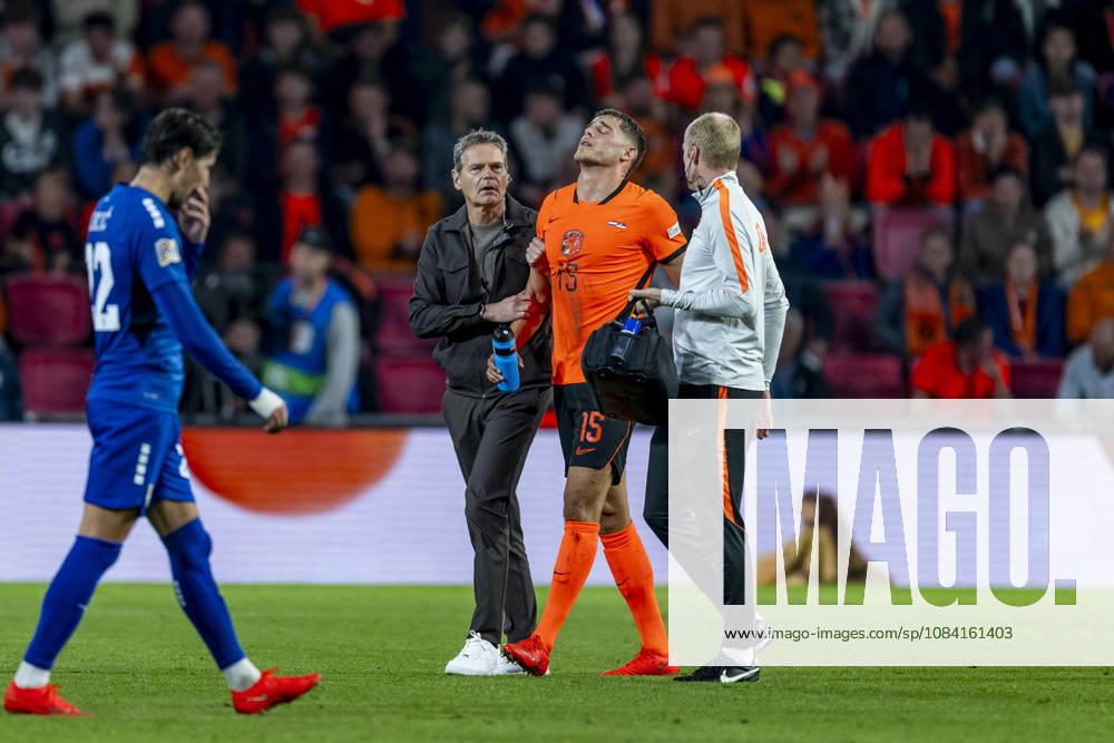 EINDHOVEN - Nederland defender Micky van de Ven was forced to leave the field injured during the UEFA Nations League match between Nederland and Servie at Philips Stadion on 4 October 2026 in Eindhoven, Nederland. (Photo by DeFodi Images) -