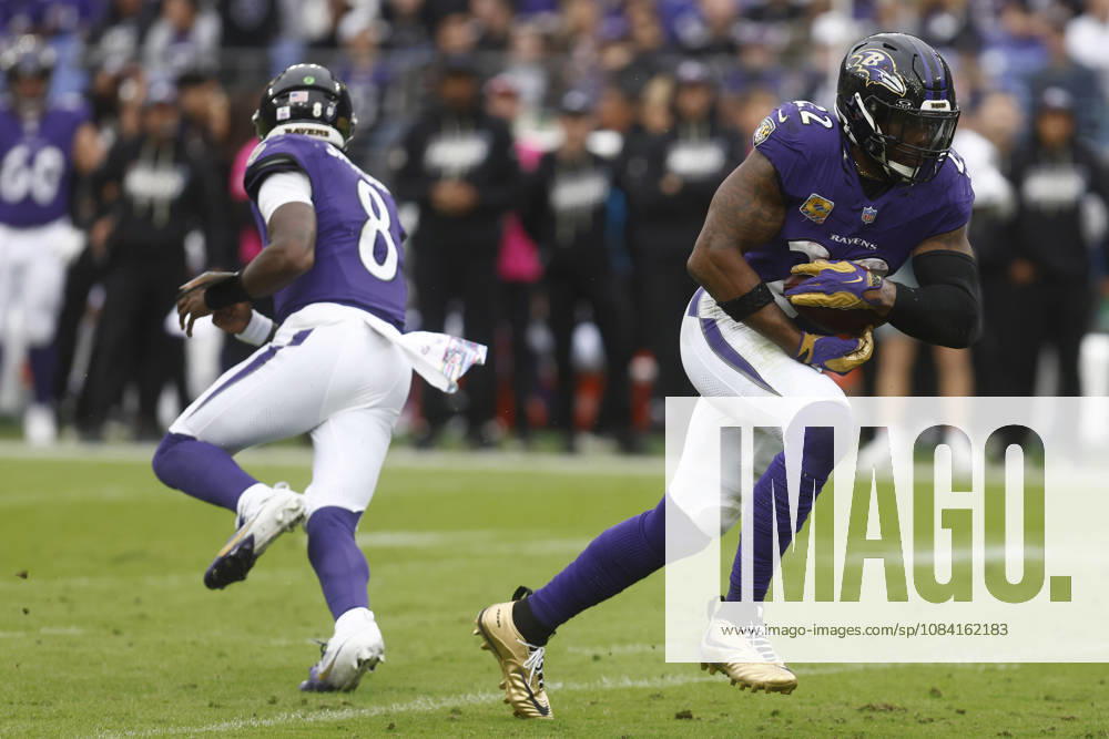 NFL, American Football Herren, USA 2026: Titans Vs Ravens OCT 04 Baltimore Ravens running back Derrick Henry (22) takes the hand off from quarterback Lamar Jackson (8) during an NFL game against the Tennessee Titans on Oct 4, 2026; Baltimore, MD, USA; at M&T Bank Stadium. Baltimore won 24-18. Mandatory Credit: Mike Buscher-Cal Media (Credit Image: Mike Buscher Cal Sport Media) Baltimore Md USA