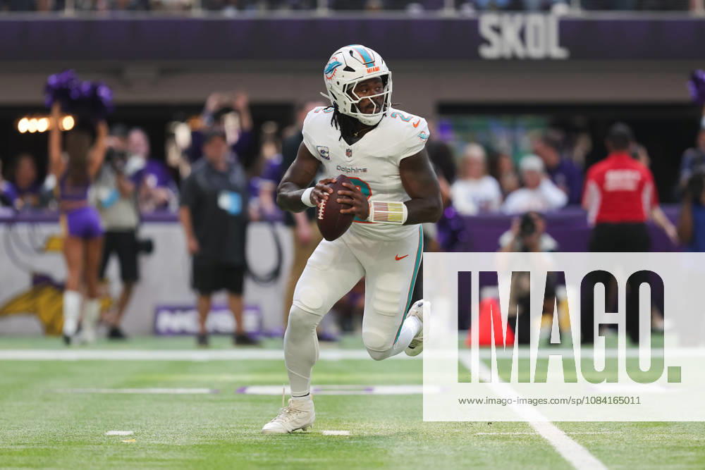 MINNEAPOLIS, MN - OCTOBER 04: Miami Dolphins quarterback Malik Willis (2) looks to pass during the first half of the NFL, American Football Herren, USA game between the Miami Dolphins and the Minnesota Vikings on October 4th, 2026, at U.S. Bank Stadium in Minneapolis, MN. (Photo by Bailey Hillesheim Icon Sportswire) NFL: OCT 04 Dolphins at Vikings Icon20261004012