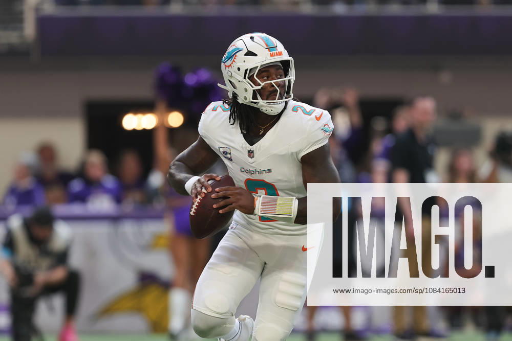 MINNEAPOLIS, MN - OCTOBER 04: Miami Dolphins quarterback Malik Willis (2) looks to pass during the first half of the NFL, American Football Herren, USA game between the Miami Dolphins and the Minnesota Vikings on October 4th, 2026, at U.S. Bank Stadium in Minneapolis, MN. (Photo by Bailey Hillesheim Icon Sportswire) NFL: OCT 04 Dolphins at Vikings Icon20261004013