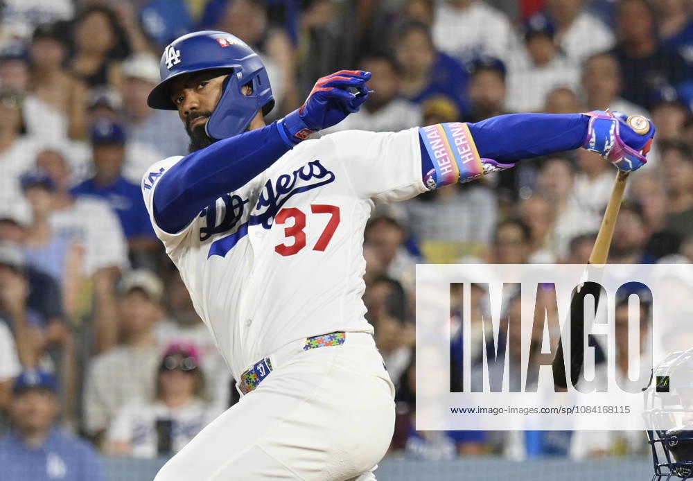 Los Angeles Dodgers Teoscar Hernandez (37) strikes out swinging against the Atlanta Braves in the fifth inning in an MLB, Baseball Herren, USA National League Division Series game at Dodger Stadium in Los Angeles, California, on Sunday, October 4, 2026. LAP20261004720 JIMxRUYMEN