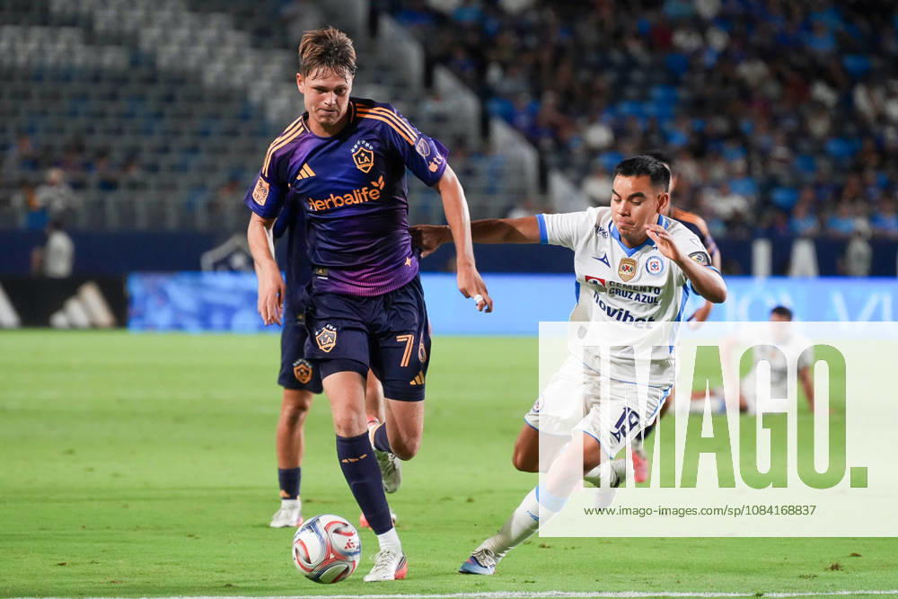 Carlos Rodríguez (R) of Cruz Azul vies for the ball with Troy Elgersma of the LA Galaxy during a friendly match between Cruz Azul and the LA Galaxy at Dignity Health Sports Park in Los Angeles, United States, 04 October 2026. International Friendly, Länderspiel, Nationalmannschaft Cruz Azul vs LA Galaxy !ACHTUNG: NUR REDAKTIONELLE NUTZUNG!