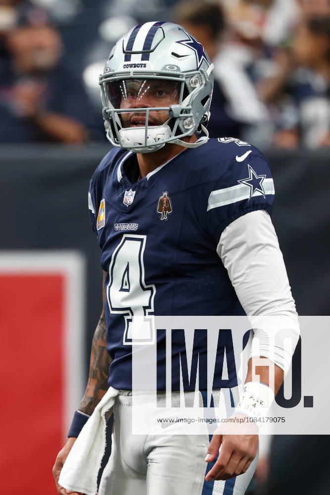 HOUSTON, TX - OCTOBER 04: Quarterback Dak Prescott 4 of the Dallas Cowboys on the field for warmups ahead of the NFL, American Football Herren, USA football game between the Houston Texans and Dallas Cowboys on October 4, 2026, at Reliant Stadium in Houston, TX. (Photo by David Buono Icon Sportswire) NFL: OCT 04 Cowboys at Texans Icon241004078