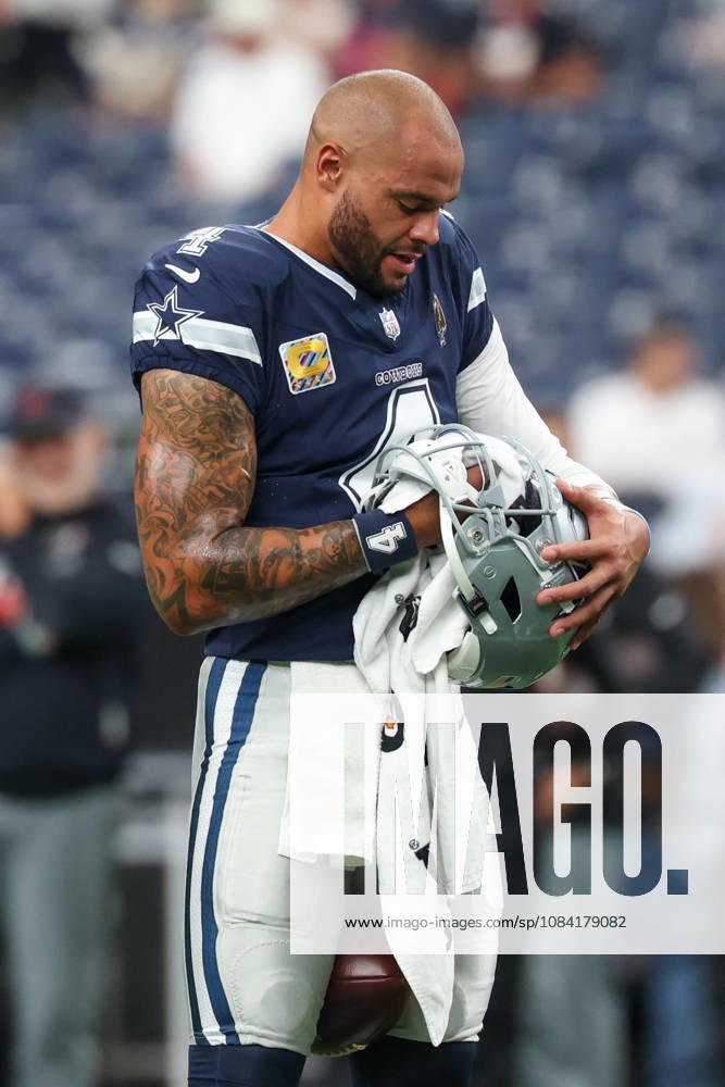 HOUSTON, TX - OCTOBER 04: Quarterback Dak Prescott 4 of the Dallas Cowboys wipes off his helmet during warmups ahead of the NFL, American Football Herren, USA football game between the Houston Texans and Dallas Cowboys on October 4, 2026, at Reliant Stadium in Houston, TX. (Photo by David Buono Icon Sportswire) NFL: OCT 04 Cowboys at Texans Icon241004082