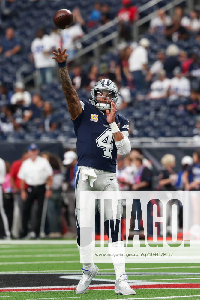 HOUSTON, TX - OCTOBER 04: Quarterback Dak Prescott 4 of the Dallas Cowboys warms up ahead of the NFL, American Football Herren, USA football game between the Houston Texans and Dallas Cowboys on October 4, 2026, at Reliant Stadium in Houston, TX. (Photo by David Buono Icon Sportswire) NFL: OCT 04 Cowboys at Texans Icon241004084
