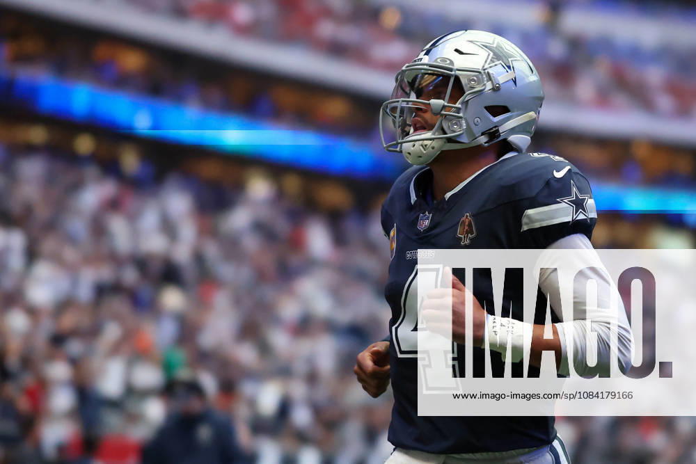 HOUSTON, TX - OCTOBER 04: Quarterback Dak Prescott 4 of the Dallas Cowboys runs onto the field before the start of the NFL, American Football Herren, USA football game between the Houston Texans and Dallas Cowboys on October 4, 2026, at Reliant Stadium in Houston, TX. (Photo by David Buono Icon Sportswire) NFL: OCT 04 Cowboys at Texans Icon241004103