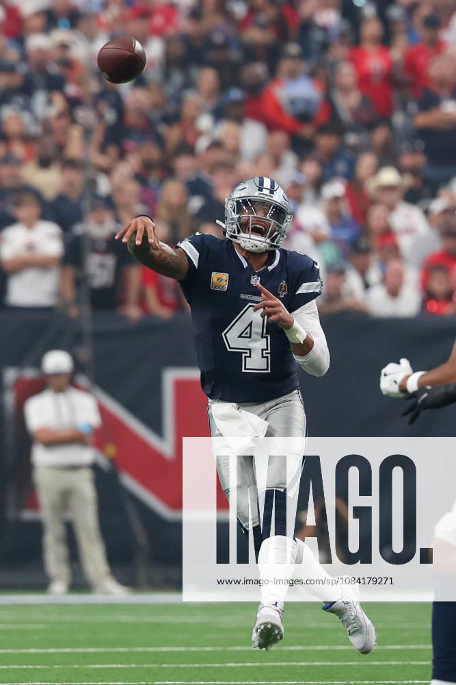 HOUSTON, TX - OCTOBER 04: Quarterback Dak Prescott 4 of the Dallas Cowboys passes the ball while on the run during the NFL, American Football Herren, USA football game between the Houston Texans and Dallas Cowboys on October 4, 2026, at Reliant Stadium in Houston, TX. (Photo by David Buono Icon Sportswire) NFL: OCT 04 Cowboys at Texans Icon241004135