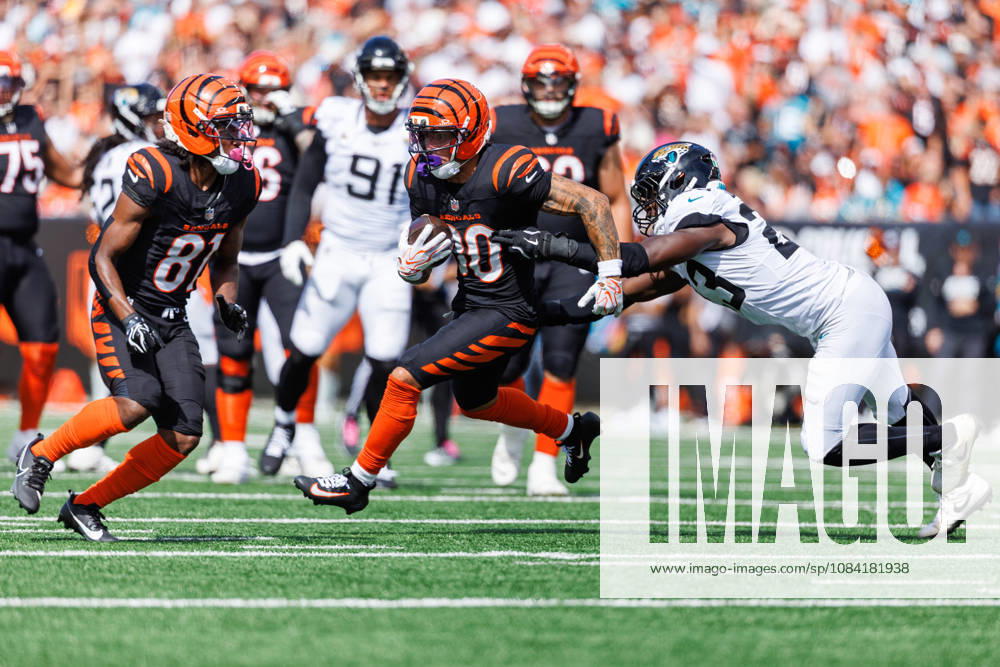 Oct 4, 2026; Cincinnati, OH, USA; Cincinnati Bengals running back Chase Brown (30) runs with the ball as Jacksonville Jaguars linebacker Foye Oluokun (23) pursues during NFL, American Football Herren, USA game action at Paycor Stadium. Mandatory Credit: -Cal Media - ZUMAc04_ 20261004_zma_c04_544