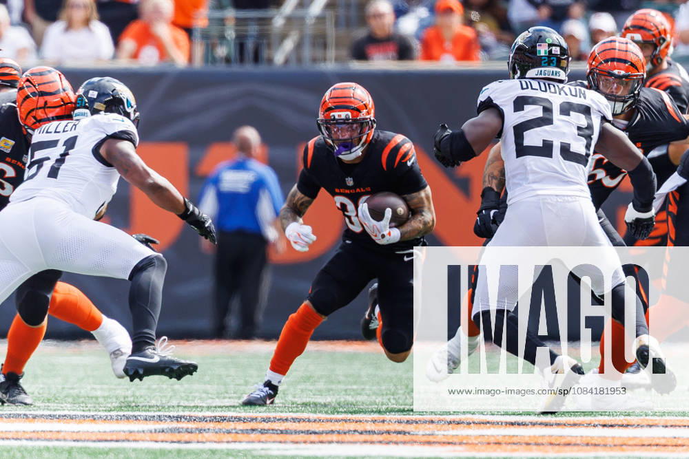 Oct 4, 2026; Cincinnati, OH, USA; Cincinnati Bengals running back Chase Brown (30) runs with the ball during NFL, American Football Herren, USA game action against the Jacksonville Jaguars at Paycor Stadium. Mandatory Credit: -Cal Media - ZUMAc04_ 20261004_zma_c04_548
