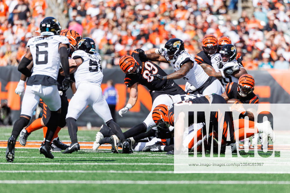 Oct 4, 2026; Cincinnati, OH, USA; Cincinnati Bengals running back Samaje Perine (34) runs with the ball during NFL, American Football Herren, USA game action against the Jacksonville Jaguars at Paycor Stadium. Mandatory Credit: -Cal Media - ZUMAc04_ 20261004_zma_c04_559