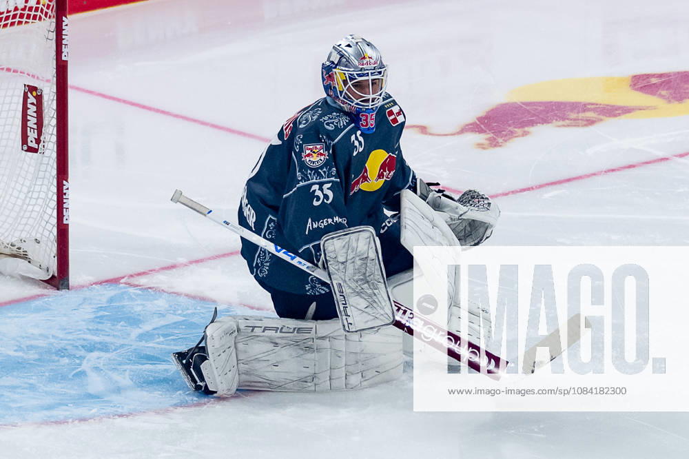 Mathias Niederberger (Torwart, EHC Red Bull Muenchen, 35) bei der Abwehr eines Pucks GER, EHC Red Bull Muenchen vs. Augsburger Panther, DEL, Saison 2026 2027, 6. Spieltag, 04.10.2026. Foto: HMB Media Franz Feiner