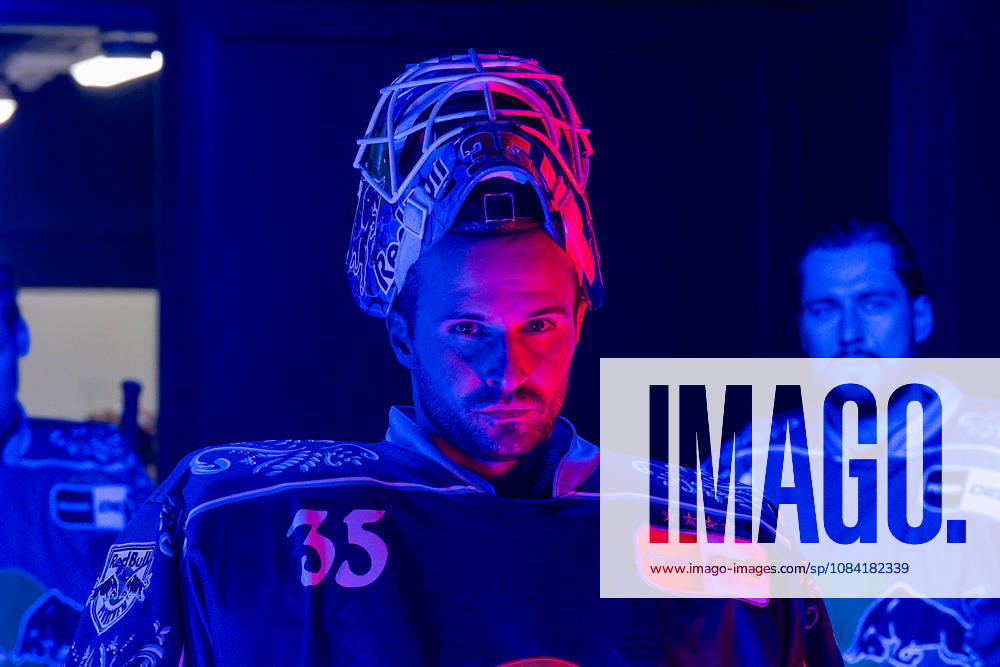Mathias Niederberger (Torwart, EHC Red Bull Muenchen, 35) wartet in rotem und blauem Licht im Spielertunnel auf den Einlauf Portrait Portraet GER, EHC Red Bull Muenchen vs. Augsburger Panther, DEL, Saison 2026 2027, 6. Spieltag, 04.10.2026. Foto: HMB Media Heike Feiner