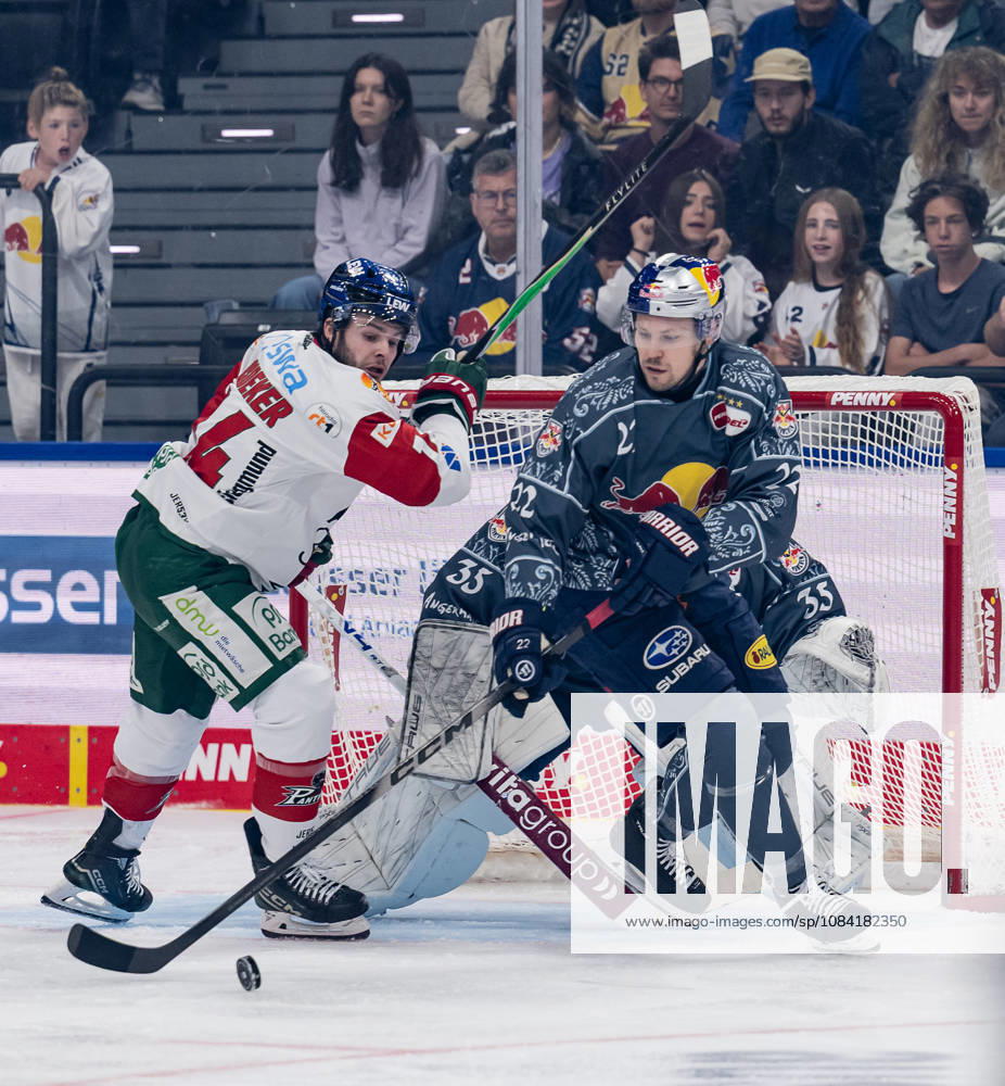 Ville Pokka (EHC Red Bull Muenchen, 22) verteidigt gegen Donald D.J. Busdeker (Augsburger Panther, 14) GER, EHC Red Bull Muenchen vs. Augsburger Panther, DEL, Saison 2026 2027, 6. Spieltag, 04.10.2026. Foto: HMB Media Heike Feiner