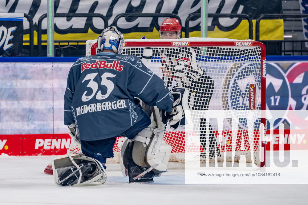 Mathias Niederberger (Torwart, EHC Red Bull Muenchen, 35) muss hier das Tor zum 1:1 - Ausgleich hinnehmen GER, EHC Red Bull Muenchen vs. Augsburger Panther, DEL, Saison 2026 2027, 6. Spieltag, 04.10.2026. Foto: HMB Media Heike Feiner