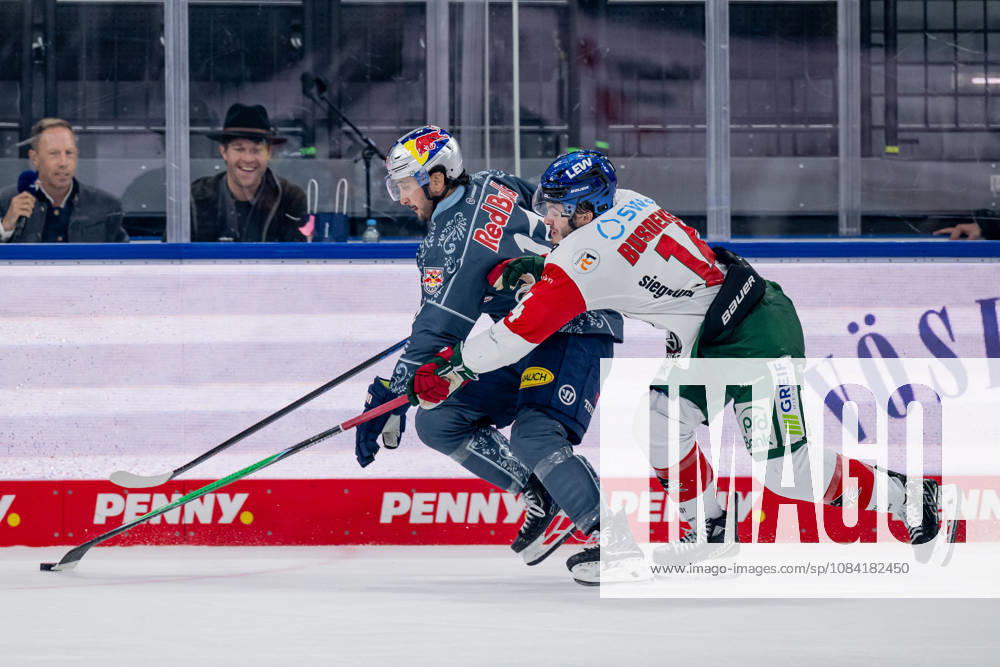 Kampf um den Puck Zweikampf zwischen Taro Hirose (EHC Red Bull Muenchen, 17) und Donald D.J. Busdeker (Augsburger Panther, 14) GER, EHC Red Bull Muenchen vs. Augsburger Panther, DEL, Saison 2026 2027, 6. Spieltag, 04.10.2026. Foto: HMB Media Heike Feiner