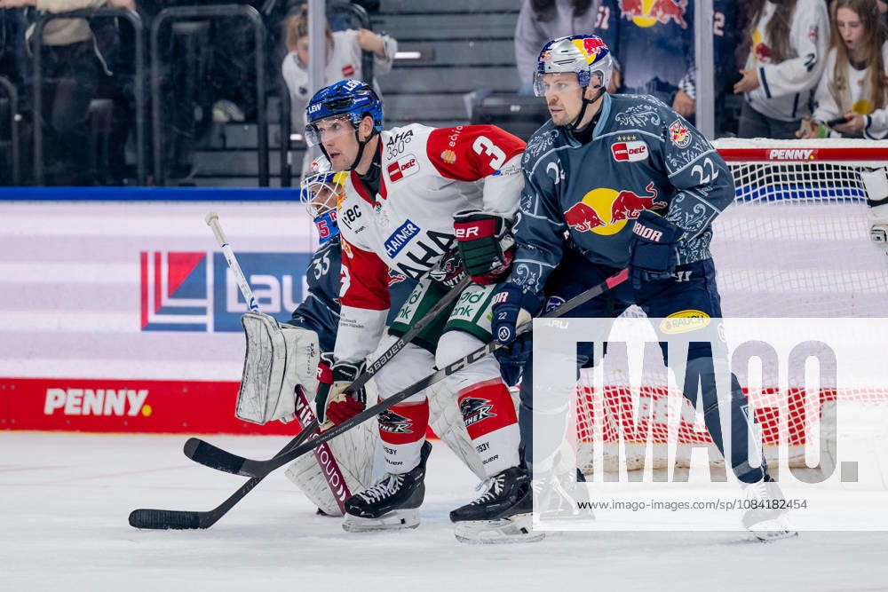 Ville Pokka (EHC Red Bull Muenchen, 22) verteidigt gegen Alec McCrea (Augsburger Panther, 03) vor dem Tor von Mathias Niederberger (Torwart, EHC Red Bull Muenchen, 35) GER, EHC Red Bull Muenchen vs. Augsburger Panther, DEL, Saison 2026 2027, 6. Spieltag, 04.10.2026. Foto: HMB Media Heike Feiner