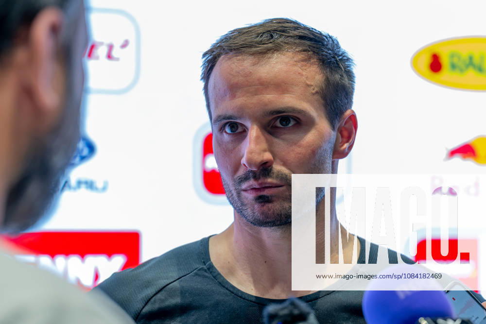 Mathias Niederberger (Torwart, EHC Red Bull Muenchen, 35) beim Interview Portrait Portraet GER, EHC Red Bull Muenchen vs. Augsburger Panther, DEL, Saison 2026 2027, 6. Spieltag, 04.10.2026. Foto: HMB Media Heike Feiner