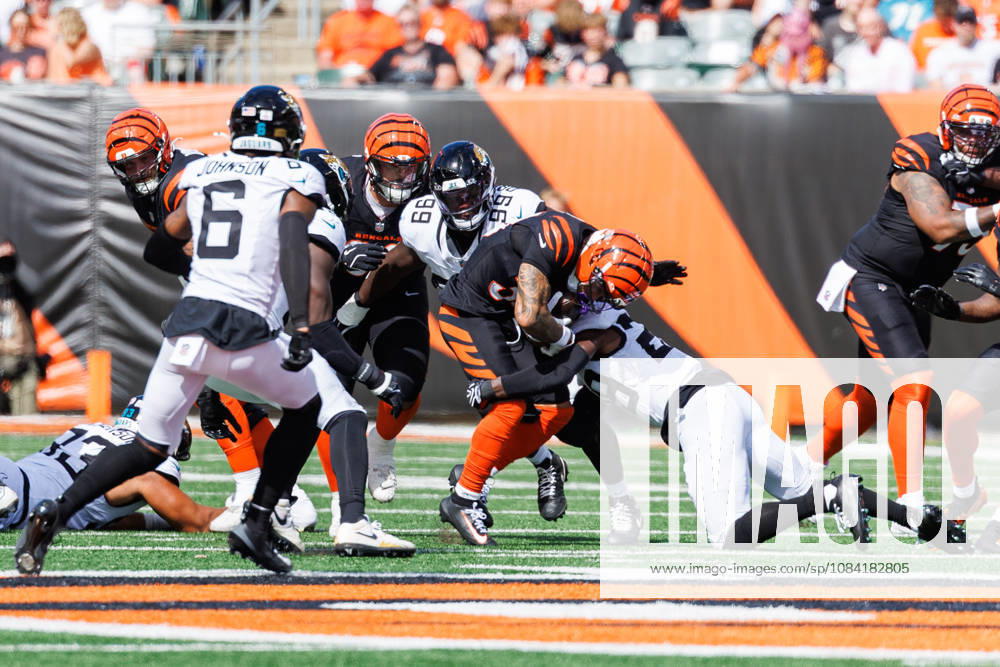 Oct 4, 2026; Cincinnati, OH, USA; Cincinnati Bengals running back Samaje Perine (34) runs with the ball during NFL, American Football Herren, USA game action against the Jacksonville Jaguars at Paycor Stadium. Mandatory Credit: -Cal Media NFL 2026: Jaguars Vs Bengals OCT 04 - ZUMAc04_ 20261004_zma_c04_605