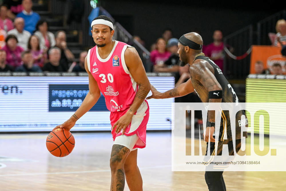 Nelson Weidemann (RASTA Vechta, 30) am Ball gegen De Jour Reaves (Basketball Loewen Braunschweig, 03) RASTA Vechta vs. Basketball Loewen Braunschweig , easyCredit Basketball Bundesliga, 4. Spieltag, Saison 2026 2027, 05.10.2026, RASTA Vechta vs. Basketball Loewen Braunschweig , easyCredit Basketball Bundesliga, 4. Spieltag, Saison 2026 2027, 05.10.2026 Vechta