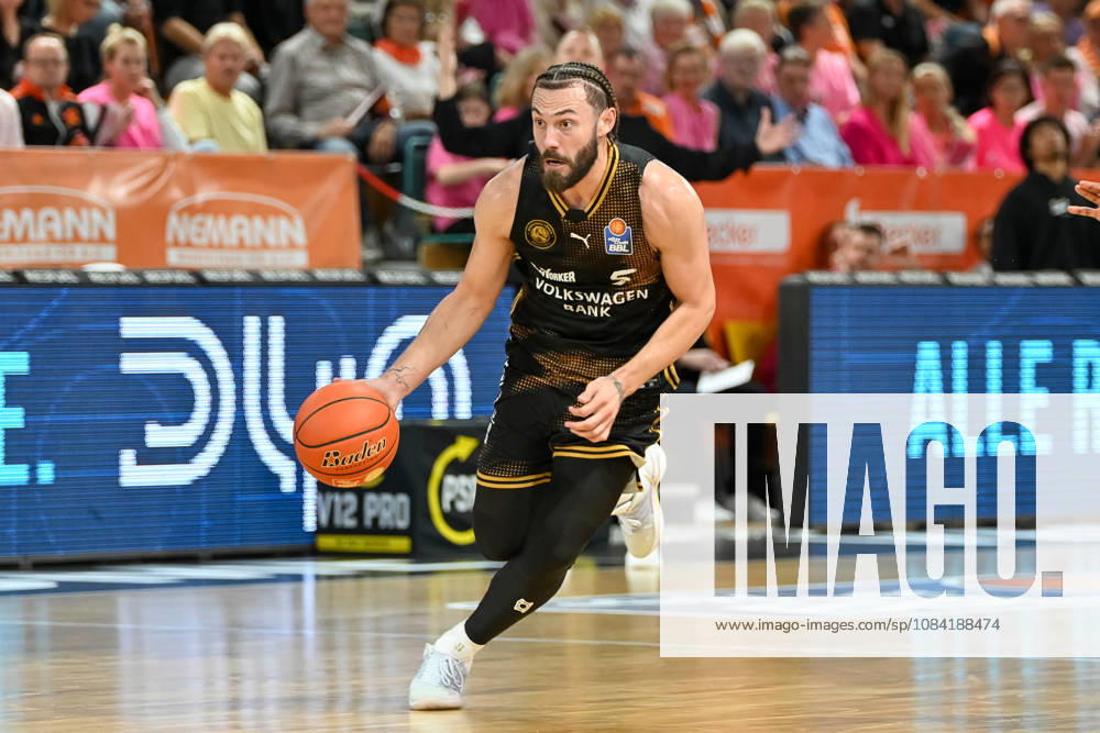 Devin Askew (Basketball Loewen Braunschweig, 05) am Ball RASTA Vechta vs. Basketball Loewen Braunschweig , easyCredit Basketball Bundesliga, 4. Spieltag, Saison 2026 2027, 05.10.2026, RASTA Vechta vs. Basketball Loewen Braunschweig , easyCredit Basketball Bundesliga, 4. Spieltag, Saison 2026 2027, 05.10.2026 Vechta