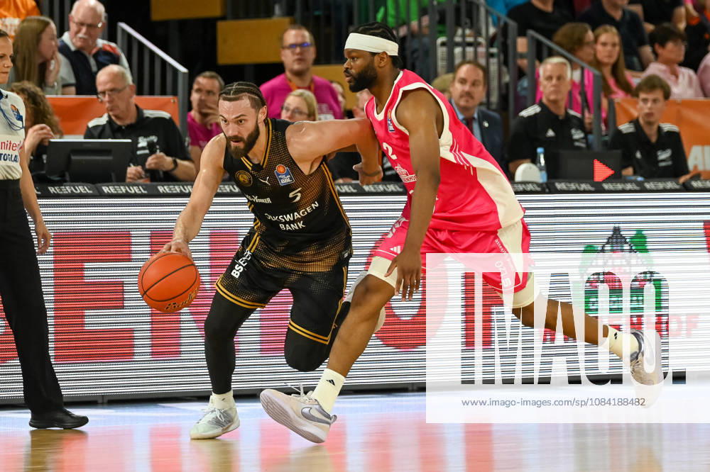 Devin Askew (Basketball Loewen Braunschweig, 05) am Ball gegen Lloyd Pandi (RASTA Vechta, 02) RASTA Vechta vs. Basketball Loewen Braunschweig , easyCredit Basketball Bundesliga, 4. Spieltag, Saison 2026 2027, 05.10.2026, RASTA Vechta vs. Basketball Loewen Braunschweig , easyCredit Basketball Bundesliga, 4. Spieltag, Saison 2026 2027, 05.10.2026 Vechta