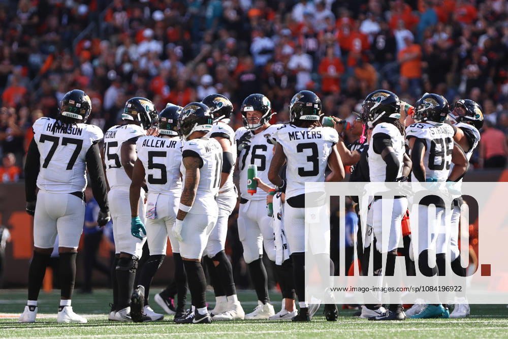 CINCINNATI, OH - OCTOBER 04: The Jacksonville Jaguars offense stands on the field during the game between the Jacksonville Jaguars and the Cincinnati Bengals at Paycor Stadium on October 4, 2026 in Cincinnati, OH. (Photo by Ian Johnson Icon Sportswire) NFL, American Football Herren, USA OCT 04 Jaguars at Bengals Icon261004154