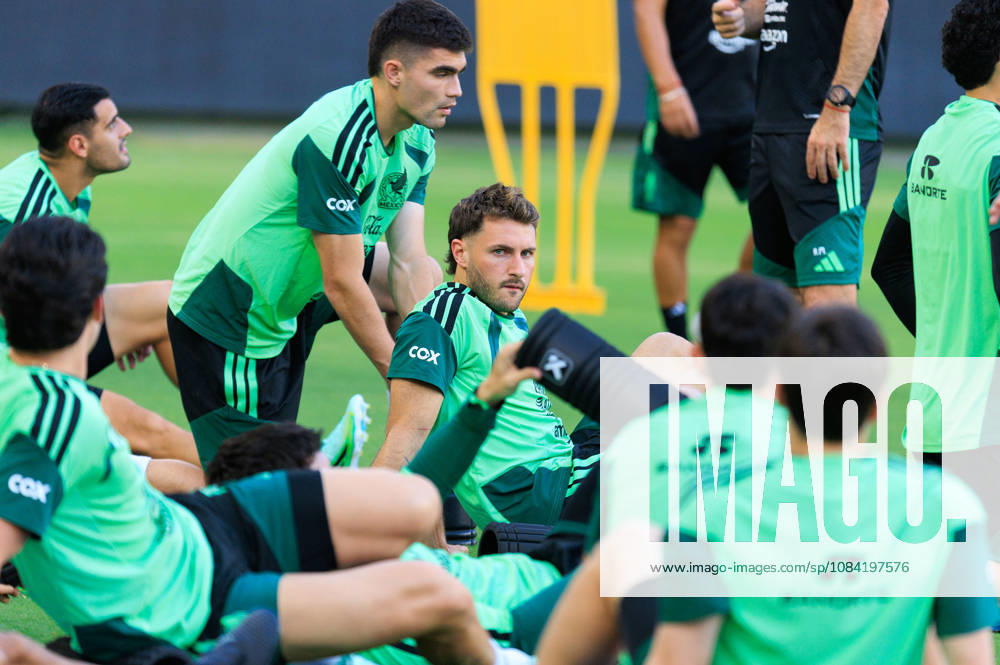 Santiago Gimenez 11 of Mexico during a practice on Monday, October 5, 2026 at BMO Stadium, in Los Angeles, California in preparation for an International Friendly, Länderspiel, Nationalmannschaft match against Chile on Tuesday October 6, 2026 at the Los Angeles Memorial Coliseum. JAVIER ROJAS PI Mexico press conference, PK, Pressekonferenz - ZUMAp124 20261005_zaa_p124_039