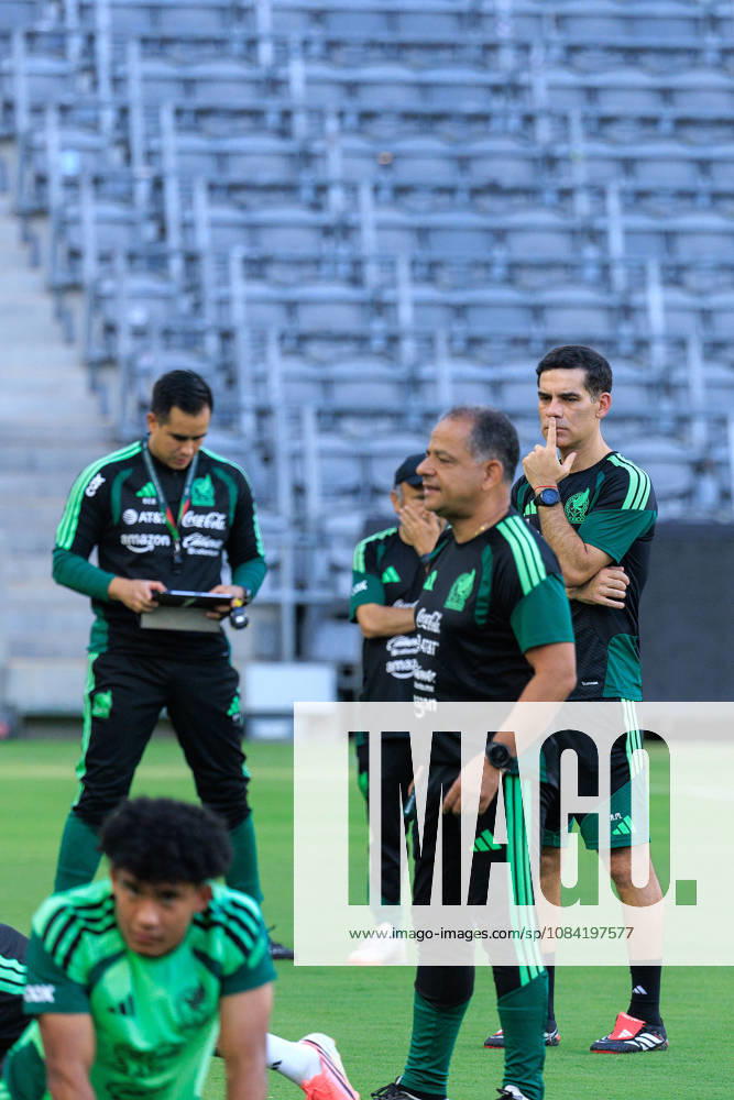 Head coach, Rafael Marquez of Mexico watches over his team during a practice on Monday, October 5, 2026 at BMO Stadium, in Los Angeles, California in preparation for an International Friendly, Länderspiel, Nationalmannschaft match against Chile on Tuesday October 6, 2026 at the Los Angeles Memorial Coliseum. JAVIER ROJAS PI Mexico press conference, PK, Pressekonferenz - ZUMAp124 20261005_zaa_p124_040