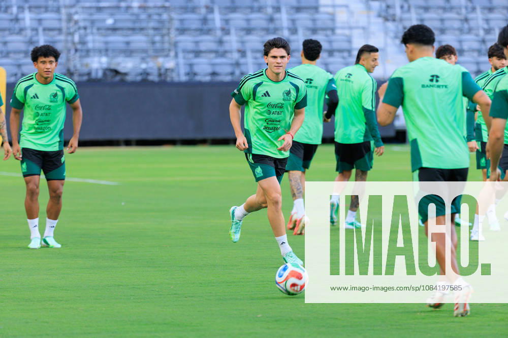 Israel Reyes 15 of Mexico during a practice on Monday, October 5, 2026 at BMO Stadium, in Los Angeles, California in preparation for an International Friendly, Länderspiel, Nationalmannschaft match against Chile on Tuesday October 6, 2026 at the Los Angeles Memorial Coliseum. JAVIER ROJAS PI Los Angeles USA - ZUMAp124 20261005_zaa_p124_042