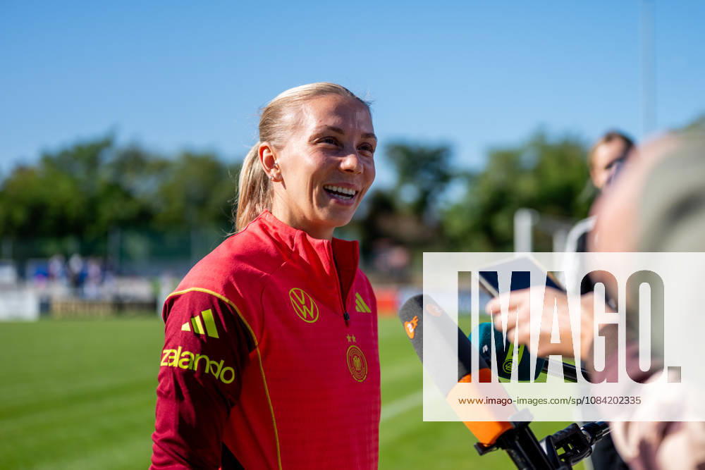 GER, Fussball, Frauen, Training, DFB Nationalmannschaft Deutschland Elisa Senß ( Deutschland ) beim Interview Heidelberg ASV Eppelheim Baden-Württemberg Deutschland