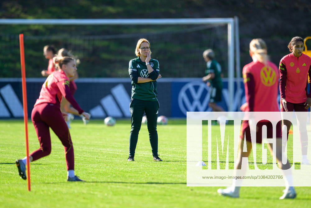 Fußball, Nationalmanschaft, Frauen, 20261006, Fraining DFB Frauen. Im Bild Assistenztrainerin Deutschland Saskia Bartusiak. Eppelheim ASV Eppelheim Baden-Württemberg Deutschland