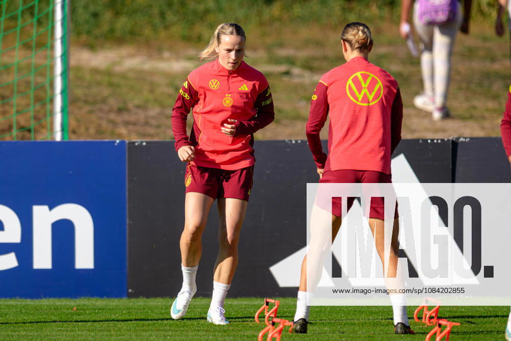 Fußball, Nationalmanschaft, Frauen, 20261006, Fraining DFB Frauen. Im Bild v.l. Franziska Kett (Deutschland) und Klara Bühl (Deutschland). Eppelheim ASV Eppelheim Baden-Württemberg Deutschland