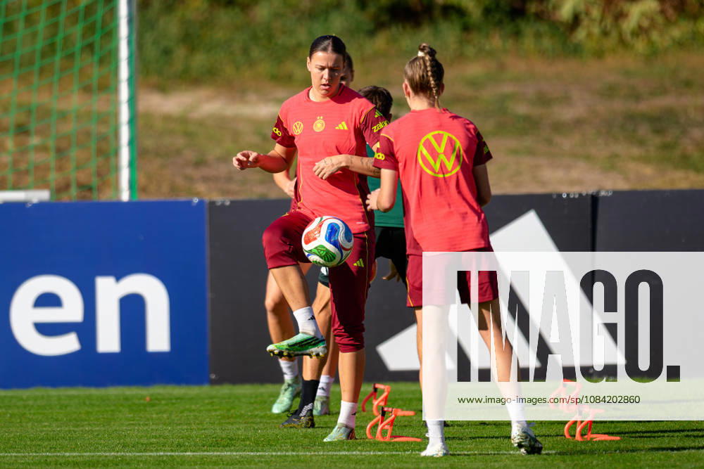 Fußball, Nationalmanschaft, Frauen, 20261006, Fraining DFB Frauen. Im Bild v.l. Larissa Mühlhaus (Deutschland) und Sophia Kleinherne (Deutschland). Eppelheim ASV Eppelheim Baden-Württemberg Deutschland