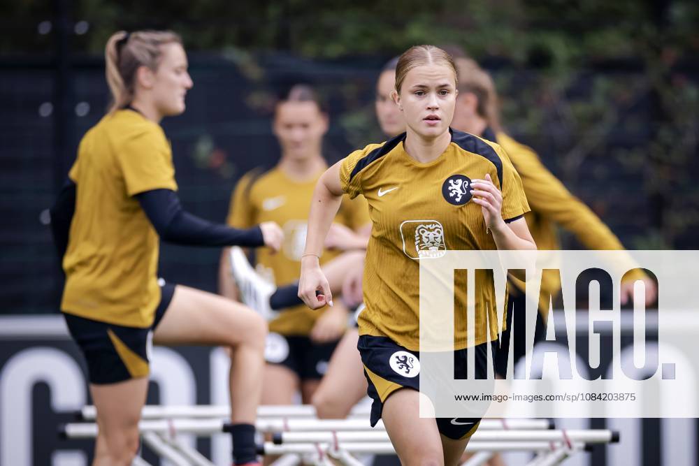 ZEIST - Sophie Proost during a training session of the Dutch women s football team in preparation for the World Cup qualifying match against Hungary. ROBIN VAN LONKHUIJSEN ANP ANPxSportx IVx 571673607 originalFilename: 571673607