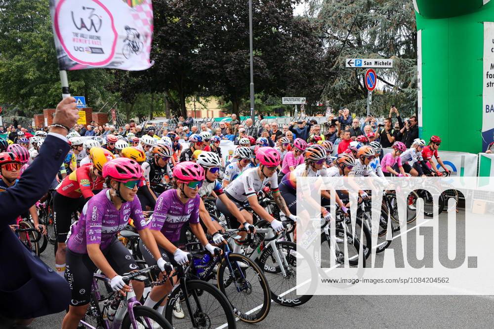The Start Of The Tre Valli Varesine Women s Race 2026 In Busto Arsizio (VA) Cyclists line up at the start of the Tre Valli Varesine Women s race in Busto Arsizio, Italy, on October 6, 2026. Busto Arsizio Italy