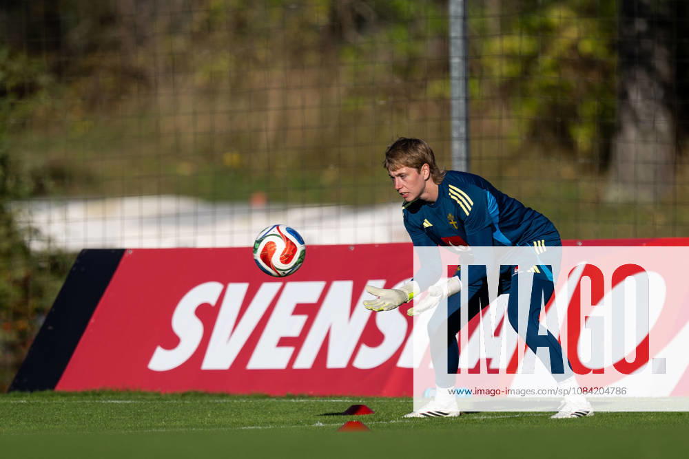 Goalkeeper Moa Edrud of the Swedish women s national football team during a training session on October 6, 2026 in Stockholm. Photo: Emma Wallskog BILDBYRAN kod EW EW0714 fotboll football soccer fotball vm-kval kval fifa womens world cup qualifier qualifier träning practice training sverige sweden dam bbeng