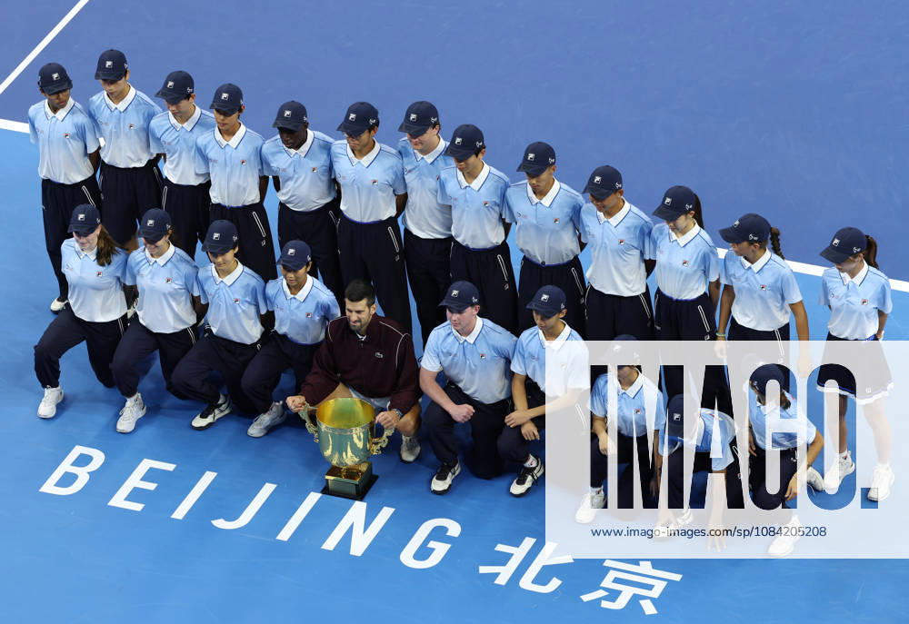 (261006) -- BEIJING, Oct. 6, 2026 -- Winner Novak Djokovic of Serbia poses with ball kids after the awarding ceremony for the men s singles final at 2026 China Open tennis tournament in Beijing, China, Oct. 6, 2026. ) (SP)CHINA-BEIJING-TENNIS-CHINA OPEN-MEN S SINGLES-AWARDING CEREMONY(CN) ZhangxChenlin