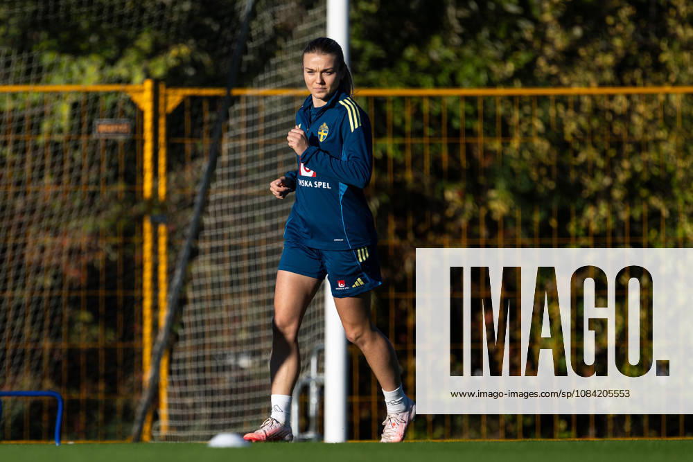 Beata Olsson of the Swedish women s national football team during a training session on October 6, 2026 in Stockholm. Photo: Emma Wallskog BILDBYRAN kod EW EW0714 fotboll football soccer fotball vm-kval kval fifa womens world cup qualifier qualifier träning practice training sverige sweden dam bbeng