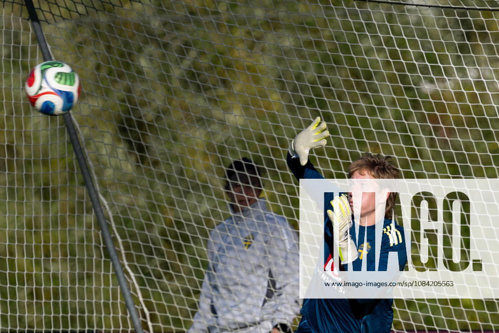 Goalkeeper Moa Edrud of the Swedish women s national football team during a training session on October 6, 2026 in Stockholm. Photo: Emma Wallskog BILDBYRAN kod EW EW0714 fotboll football soccer fotball vm-kval kval fifa womens world cup qualifier qualifier träning practice training sverige sweden dam bbeng