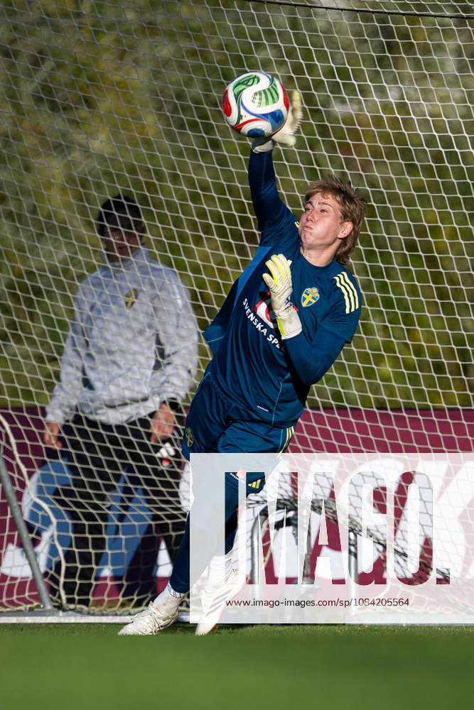 Goalkeeper Moa Edrud of the Swedish women s national football team during a training session on October 6, 2026 in Stockholm. Photo: Emma Wallskog BILDBYRAN kod EW EW0714 fotboll football soccer fotball vm-kval kval fifa womens world cup qualifier qualifier träning practice training sverige sweden dam bbeng