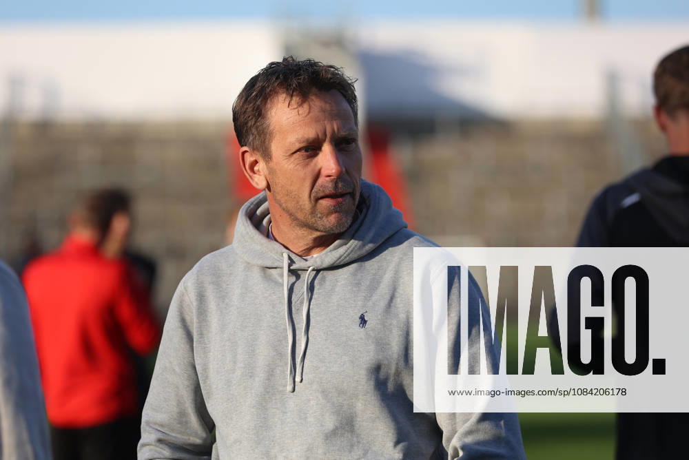 Fussball, Herren, Toto-Pokal, Viertelfinale, Saison 2026 2027, SpVgg Unterhaching - SSV Jahn Regensburg, Sportpark Unterhaching Holger Seitz, Trainer (SpVgg Unterhaching) Kopf, Oberkörper, stehend