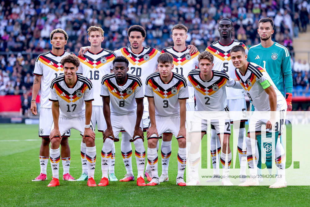 Fußball, U21, U 21 Länderspiel, Deutschland - Georgien, Qualifikation U21-EM 2027, Almstadion (Bielefeld): Startelf Mannschaftsaufstellung Mannschaftsbild Gruppenbild Gruppenfoto Hinten v.l. Paris Brunner (U21 GER 19) Aljoscha Kemlein (U21 GER 16) Nnamdi Collins (U21 GER 20) Dzenan Pejcinovic (U21 GER 11) Joshua Quarshie (U21 GER 05) Mio Backhaus (U21 GER 01) Vorne v.l. Noah Darvich (U21 GER 17) Noel Aseko (U21 GER 08) Lukas Ullrich (U21 GER 03) DFB regulations prohibit any use of photographs as image sequences and or quasi-video. Nordrhein-Westfalen Deutschland