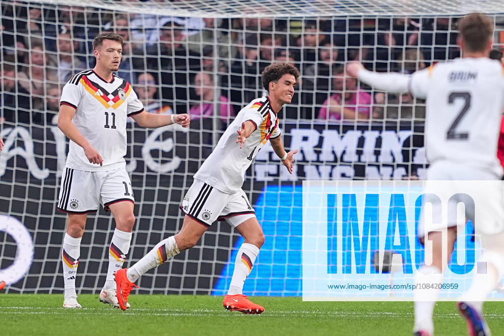 Herren, Fußball, Länderspiel, U21, U 21 EM-Qualifikation, Deutchland - Georgien, Saison 2026 2027, Schüco Arena: Torjubel nach dem Tor zum 1:0 für Deutschland durch Torschütze Noah Darvich (GER, 17) zusammen mit Dzenan Pejcinovic (GER, 11) DFB regulations prohibit any use of photographs as image sequences and or quasi-video.