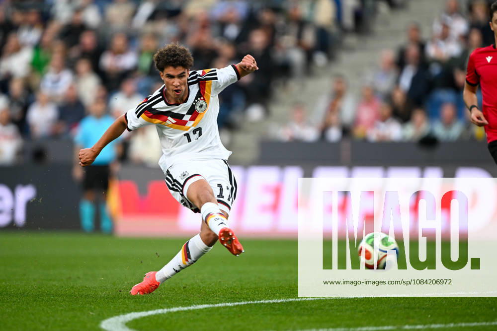 U21, U 21 Laenderspiel - 26 27 - Deutschland - Georgien am 06.10.2026 in der SchücoArena in Bielefeld Tor zum 1:0. Torschuetze Torschütze Noah Darvich (Deustchland) mit dem Treffer zum 1:0.
